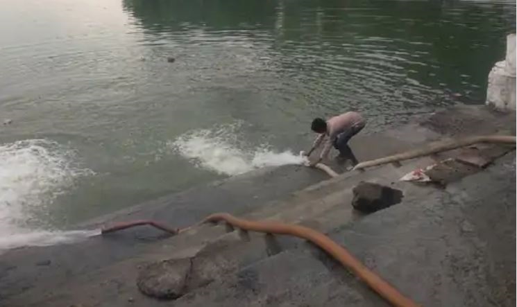 जबलपुर में टैंकरों से भरा जा रहा हनुमानताल तालाब, गर्मी में कराया था खाली, अब दुर्गा विसर्जन के लिए भर रहे