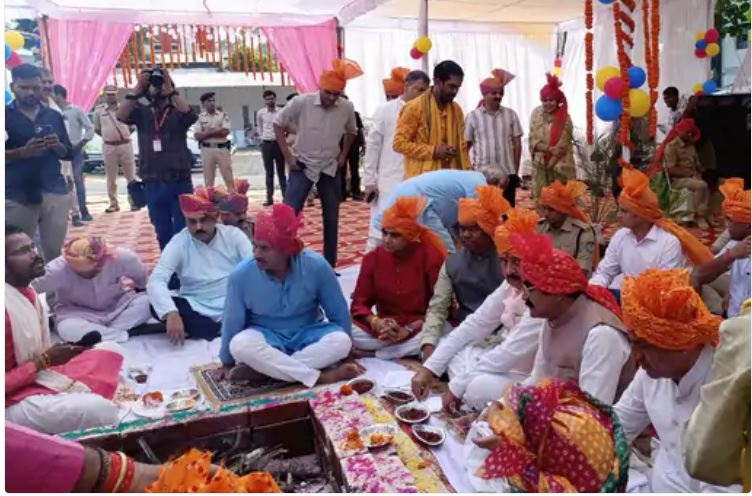 जबलपुर पुलिस लाइन में शस्त्र पूजन, एके-47, इंसास राइफल से किया हर्ष फायर, प्रतीकात्मक बलि दी गई