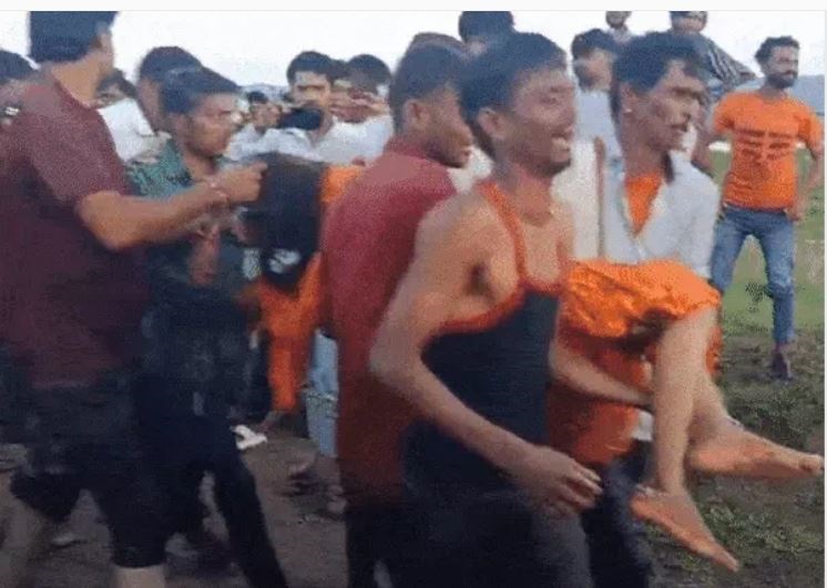 एमपी के खंडवा में ट्रैक्टर-ट्रॉली तालाब में गिरी,11 की मौत