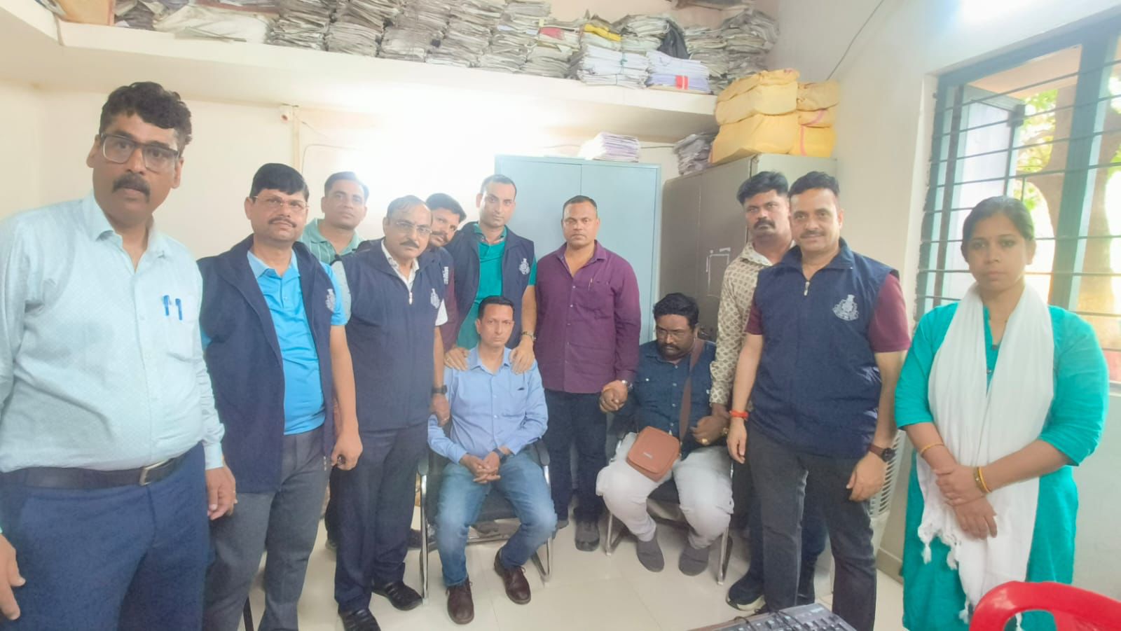 इंदौर: ईओडब्ल्यू ने राजस्व अधिकारी व बिल कलेक्टर को 40 हजार की रिश्वत लेते किया गिरफ्तार