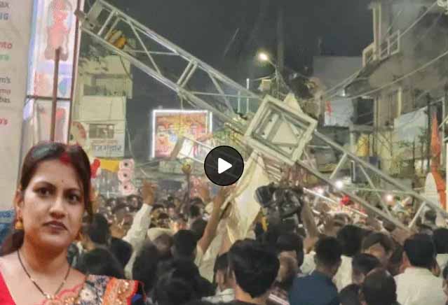 जबलपुर के गढ़ा में दुर्गा चल समारोह में बड़ा हादसा, लाइट के खंभे गिरने से महिला की मौत, 15 से अधिक घायल
