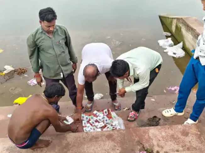 एमपी: छतरपुर में सैकड़ों वोटर कार्ड तालाब ने उगले, कांग्रेस बोली- यह राहुल गांधी की मुहिम का असर