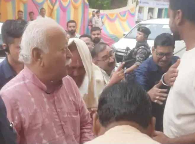आरएसएस सरसंघचालक मोहन भागवत मैहर में किये मां शारदा देवी के दर्शन, सतना पहुंचे