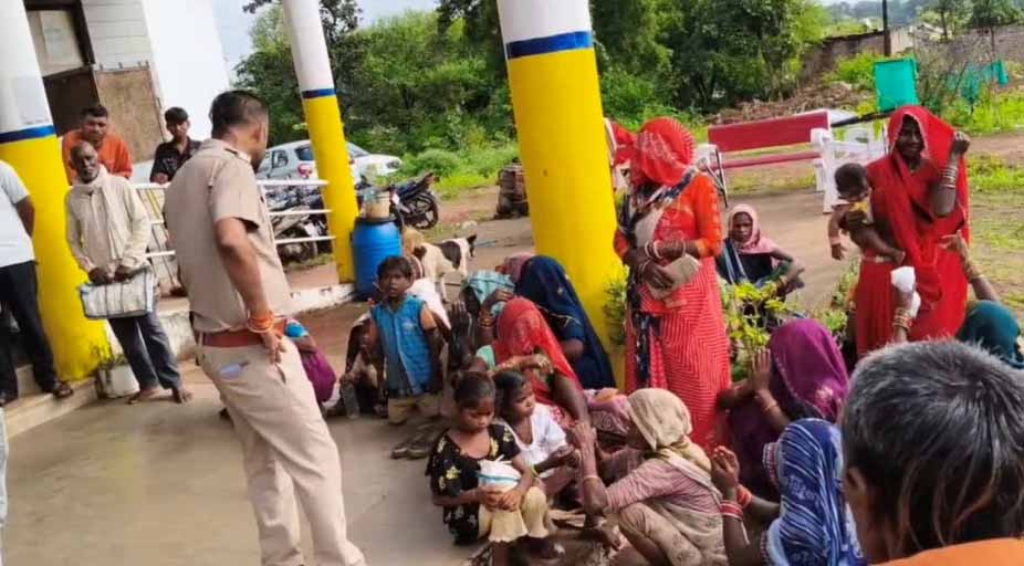 एमपी: लाड़ली बहना के पैसे शराब में उड़ा रहे पति, थाने पहुंची महिलाएं, बोली- कुछ करो साहब, नहीं तो....