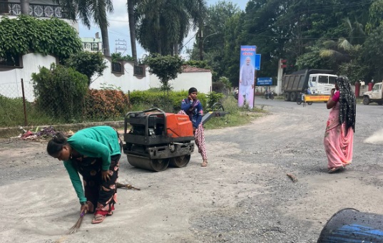 दीपावली और छठ पूजा से पहले शहर की सड़कों पर तेज़ी से चल रहा पैंचवर्क नागरिकों को मिलेगा सुगम आवागमन का लाभ