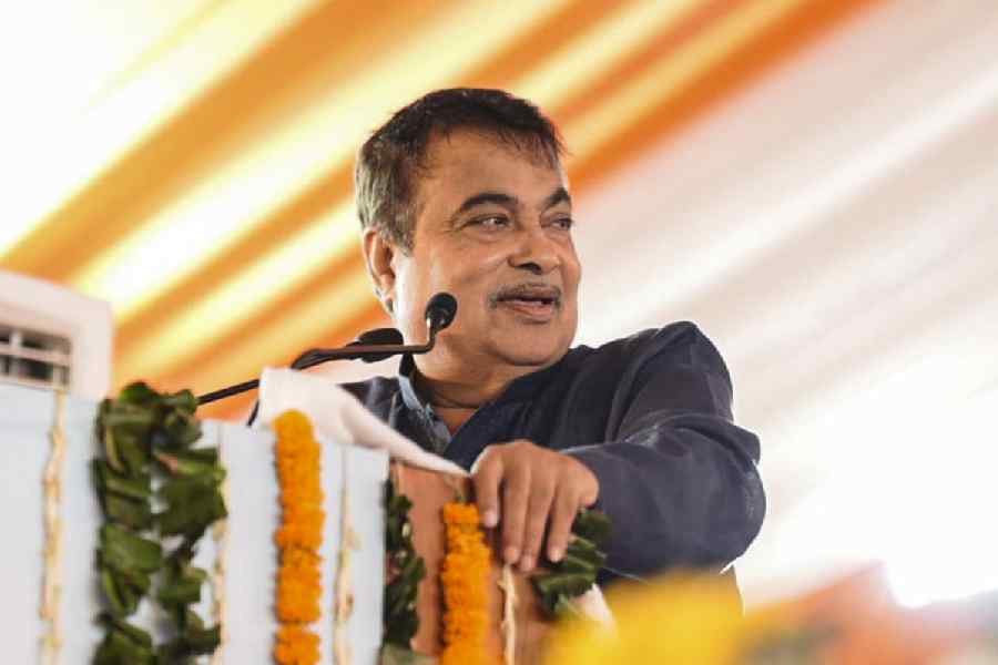 भारत में चार से छह महीने में इलेक्ट्रिक वाहनों की कीमतें पेट्रोल वाहनों के बराबर होंगी: नितिन गडकरी