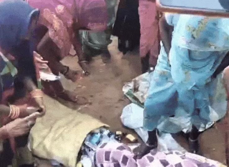 अवैध शराब विक्रेताओं के घर में घुसी महिलाएं, शराब की बोतलों को पैरों से कुचला, सड़क पर बहाई, कार्टून जलाए