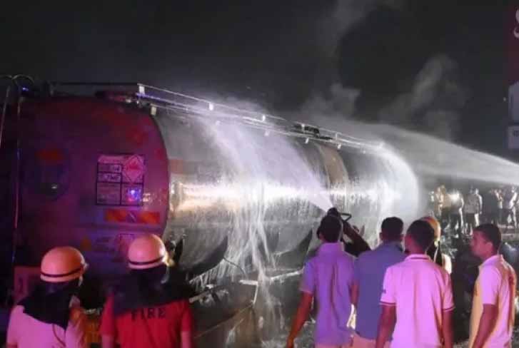 राजस्थान : हाईवे पर 2 घंटे में फटे 200 सिलेंडर, केमिकल से भरा टैंकर एलपीजी ट्रक में घुसा, एक की मौत