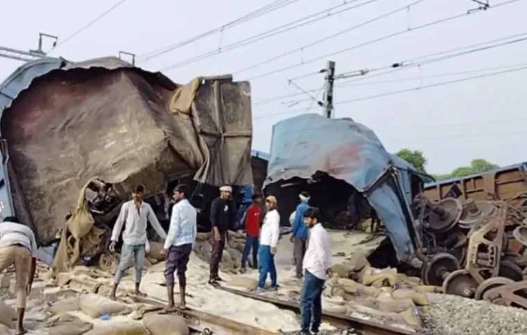 राजस्थान में दूसरे दिन भी रेल हादसा : ट्रैक पर अचानक सांड आने से 2 दर्जन से ज्यादा मालगाड़ी के डिब्बे पटरी से उतरे