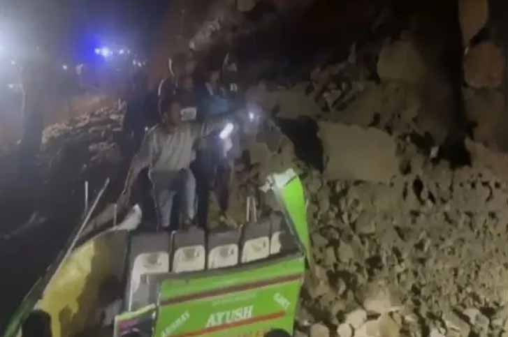 हिमाचल : बिलासपुर में बड़ा हादसा, पहाड़ से बस पर गिरे पत्थर और मलबा, 15 लोगों की मौत, कई गंभीर