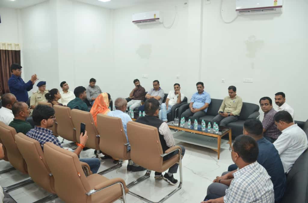 जबलपुर: कटनी साउथ एवं ब्यौहारी रेलवे स्टेशनों पर अफसरों ने यात्रियों से किया गया अमृत संवाद