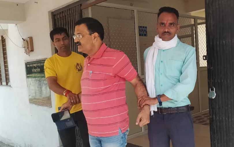 देवास में जनपद पंचायत सीईओ 20 हजार रुपये की रिश्वत लेते लोकायुक्त पुलिस ने रंगे हाथों पकड़ा