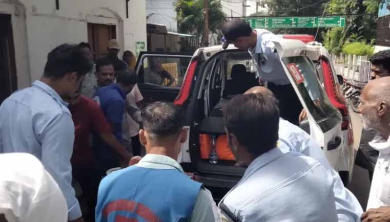 एमपी के धार में नर्मदा परिक्रमा वासियों से भरा वाहन गहरी खाई में गिरा, 6 यात्री घायल, गुजरात से लौटते समय हादसा