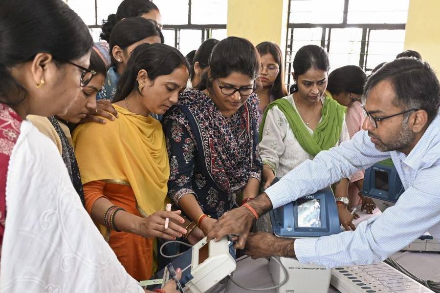 JDU में ‘बागी’ की वापसी, प्रशांत किशोर का तेजस्वी पर वार, NDA ने दरारों से किया इनकार