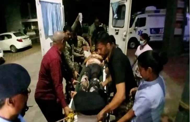 झारखंड : जंगल में आईईडी विस्फोट, इलाज के दौरान घायल जवान ने तोड़ा दम, दो गंभीर