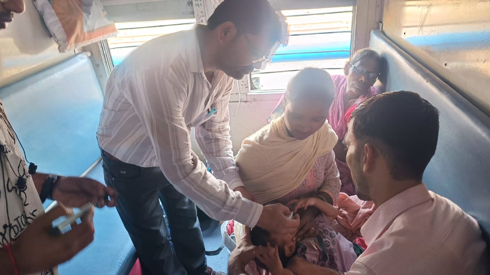 जबलपुर रेल चिकित्सा विभाग ने ट्रेनों, स्टेशनों, कालोनियों में बच्चों को पिलाई पोलियो की दवा