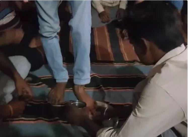 MP: दमोह में युवक से पैर धुलवाकर, वही पानी पिलाया, पंचायत का फैसला