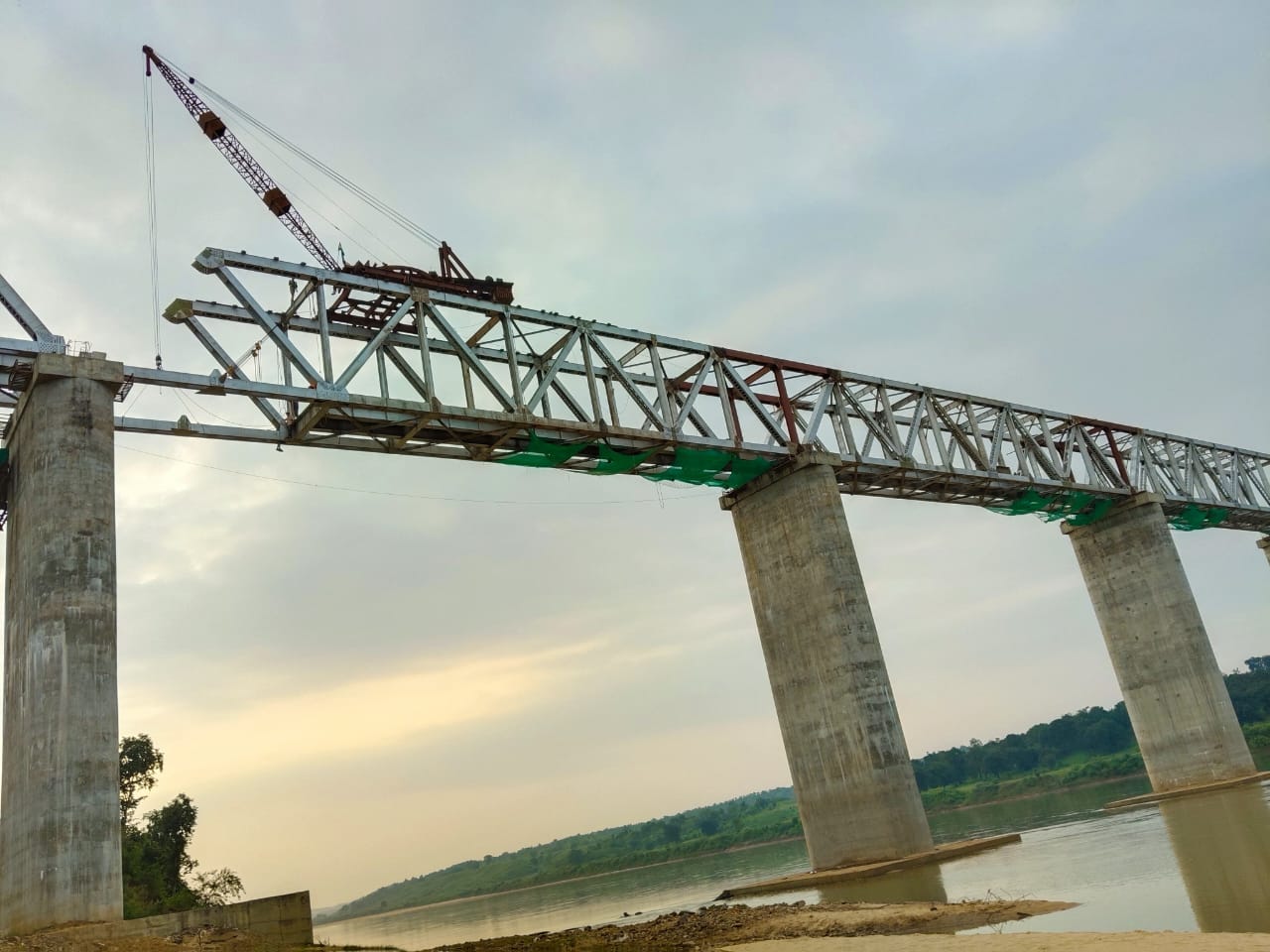 ललितपुर-सिंगरौली प्रोजेक्ट में सोन नदी पर बन रहे ब्रिज का काम सम्पन्न,पमरे इंजीनियरिंग विभाग की सफलता