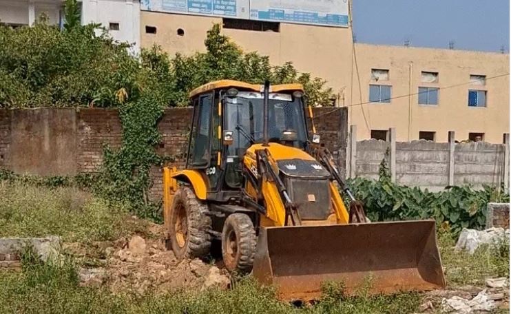 जबलपुर में शासकीय जमीन पर बन रहे मदरसे को किया जमींदोज, अब निर्माणकर्ता से होगी पूछताछ