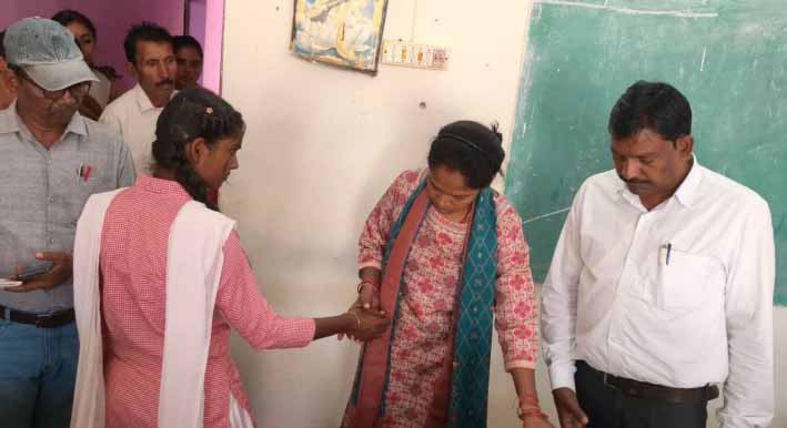 एमपी : पीएम श्री कन्या विद्यालय में प्राचार्य ने छात्राओं की निर्दयता से करी पिटाई, 3 बेहोश, एक का हाथ टूटा