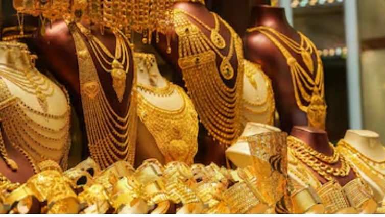 धनतेरस की माँग ने सोना ₹1.3 लाख और चाँदी ₹1.85 लाख के पार पहुँचाया