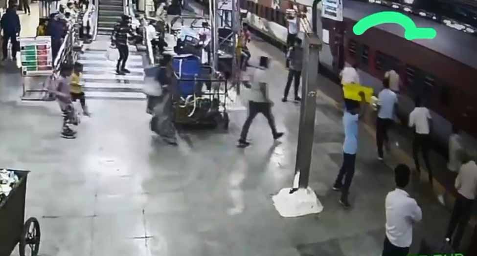जबलपुर रेलवे स्टेशन पर चलती मुंबई मेल में चढ़ते समय यात्री का पैर फिसला आरपीएफ आरक्षक ने बचाई जान, देखें वीडियो