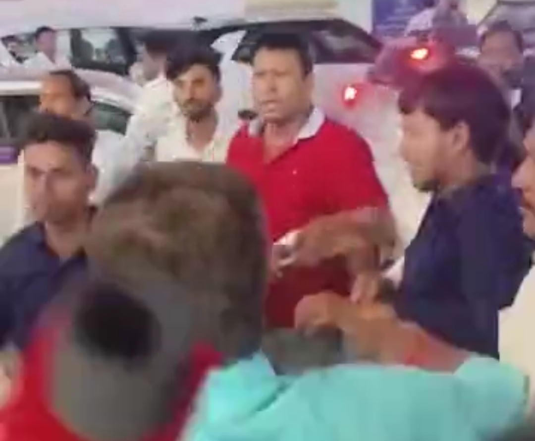 बिहार प्रदेश में विधानसभा चुनाव में टिकट बेचने को लेकर जूतम पैजार