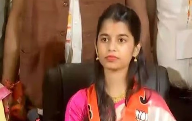 भाजपा ने बिहार चुनाव के लिए लोक गायिका मैथिली ठाकुर को अलीनगर से बनाया उम्मीदवार