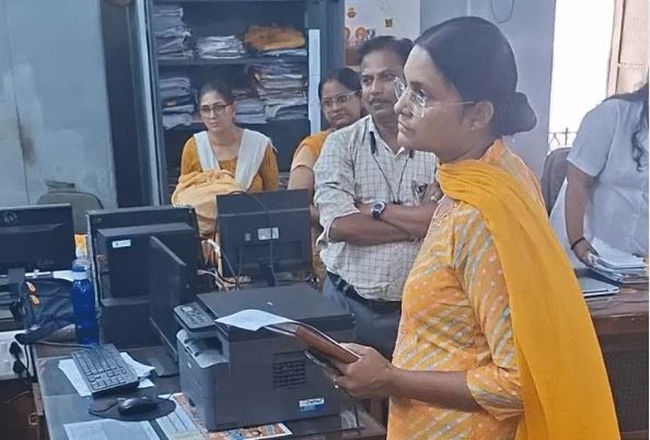 MP: जबलपुर जिला अस्पताल में ईओडब्ल्यू की टीम ने छापा मारा, 2009 से 2020 तक के दस्तावेज किए जब्त