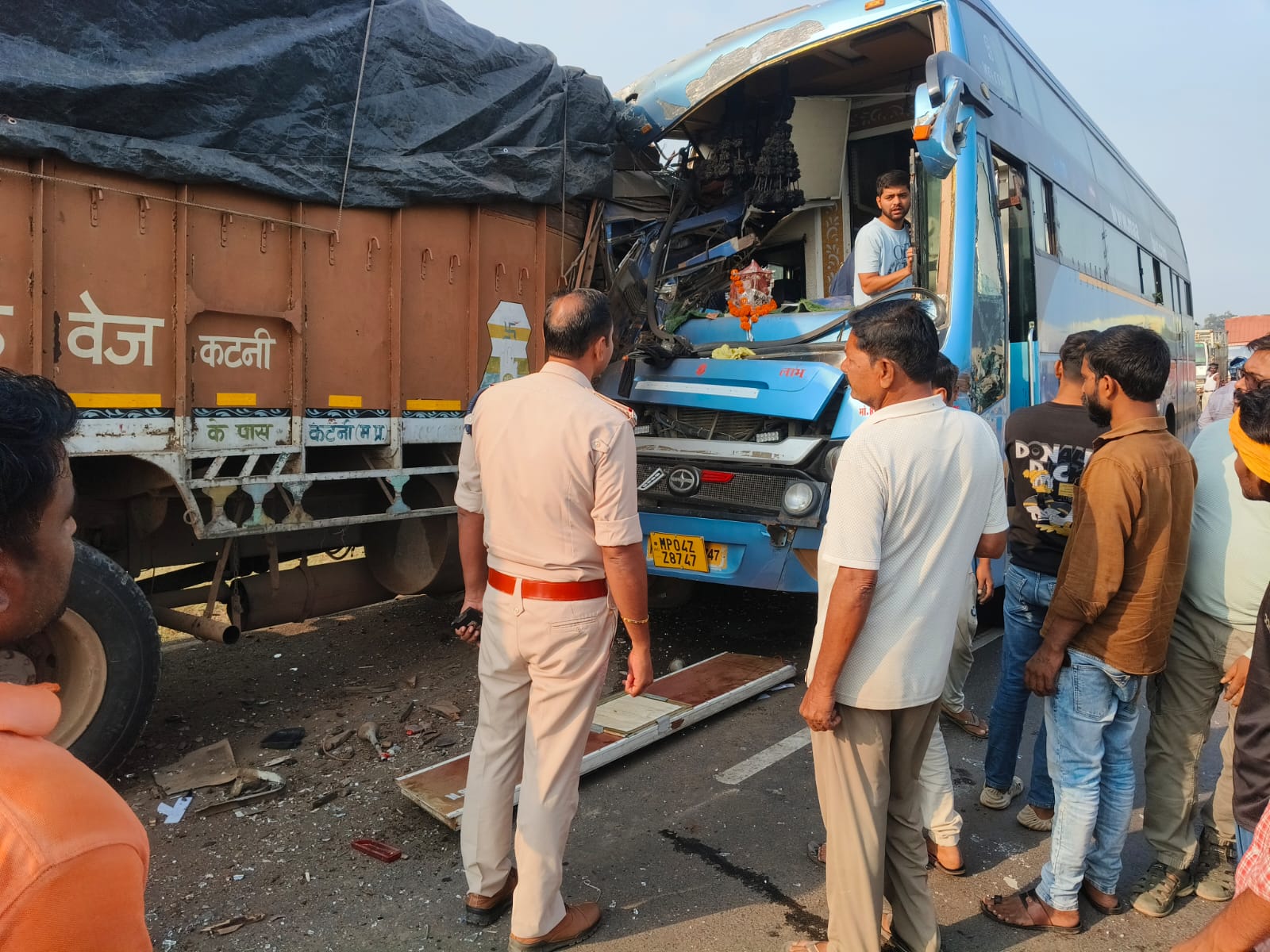 कटनी-दमोह मार्ग पर बस- ट्रक की जोरदार टक्कर, हादसे में 24 यात्री घायल, 6 लोगों की हालत गंभीर