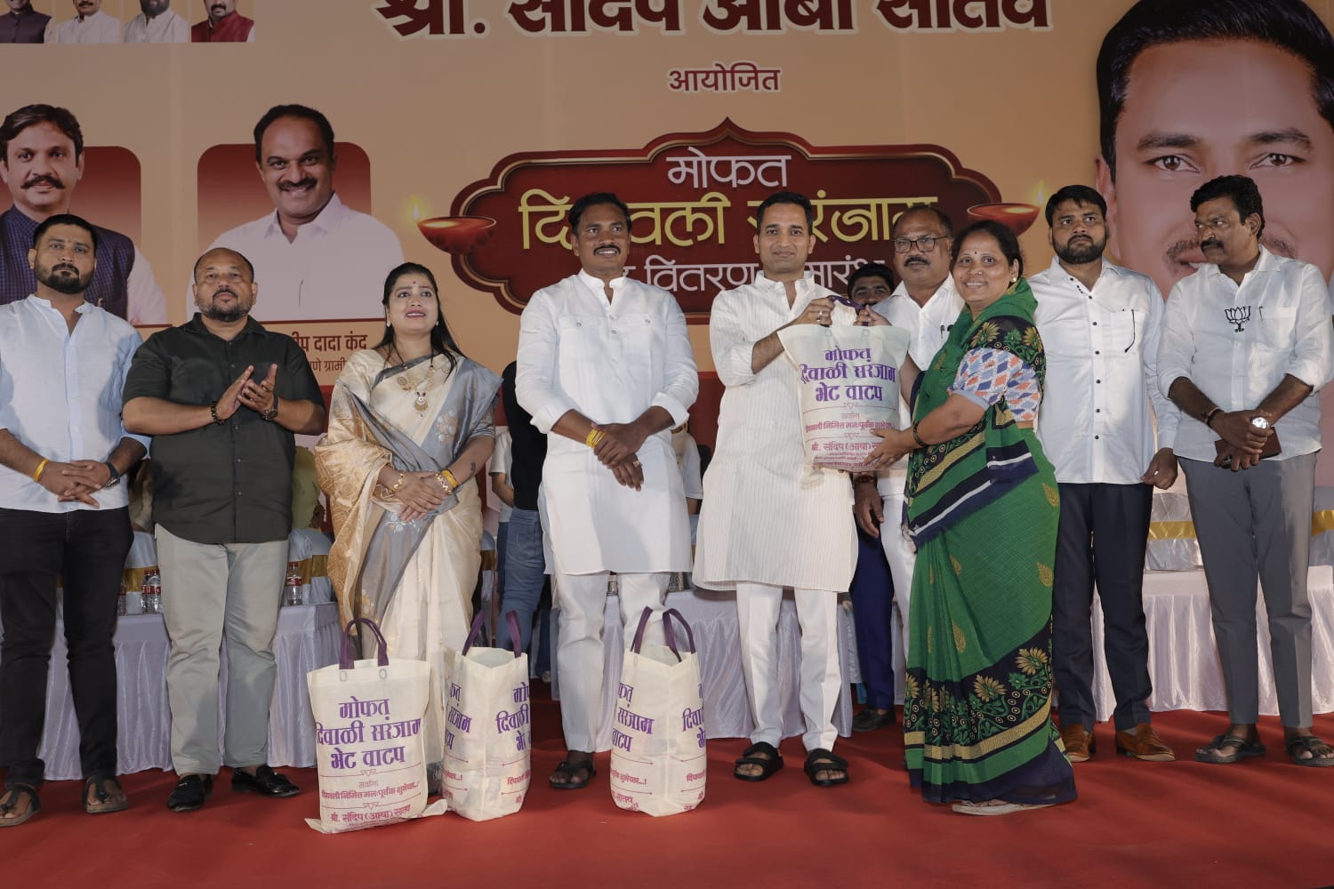 पुणे खाराडी-वाघोली की जनसेवा की बनी प्रेरक मिसाल, 3 हजार लोगों को धार्मिक यात्रा के बाद दीपावली पर राशन वितरण