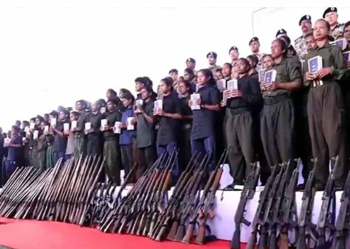 छत्तीसगढ़ : सरकार की बड़ी सफलता 208 नक्सलियों ने किया आत्मसमर्पण, एके-47 समेत 153 घातक हथियार डाले