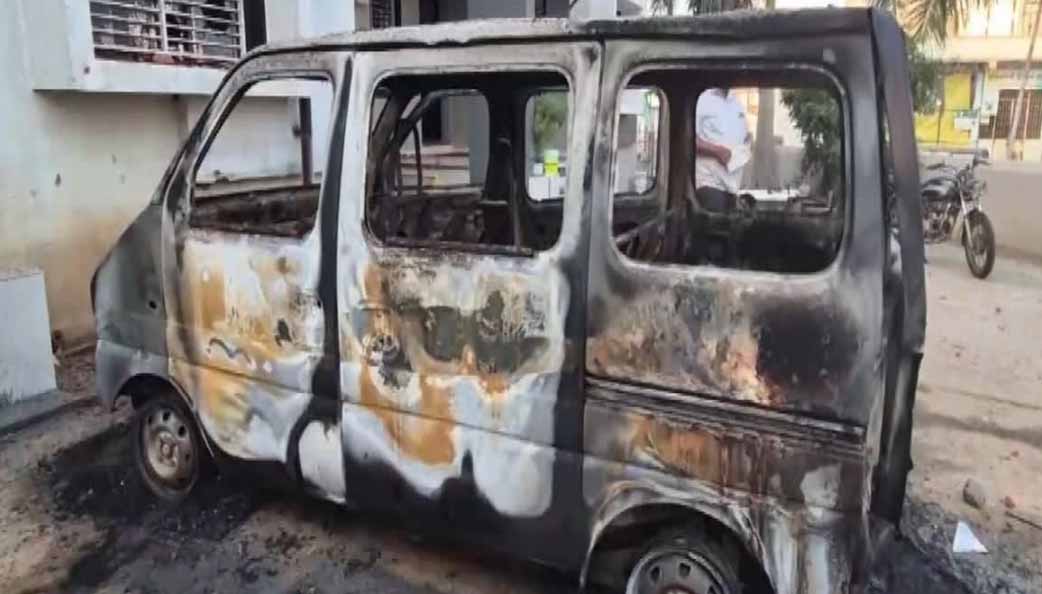 गुजरात: साबरकांठा में दो गुटों के बीच जमकर संघर्ष, 30 से अधिक वाहनों में तोडफ़ोड, आगजनी से अफरातफरी