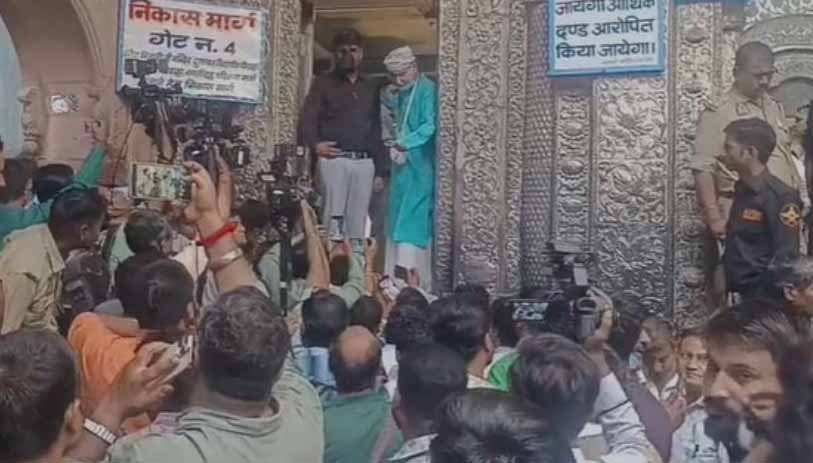 बांके बिहारी मंदिर के खजाने पर बैठा था काला सांप, डर के भागी टीम, वनकर्मियों ने किया रेस्क्यू