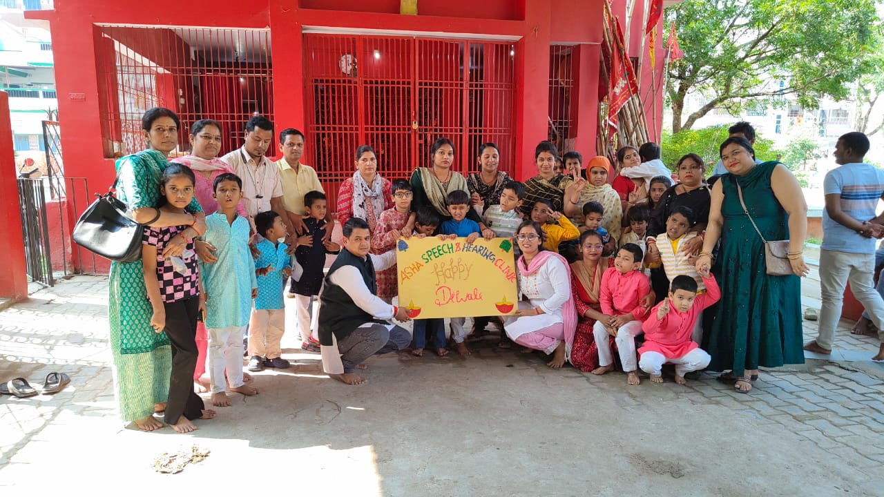 गयाजी में आशा स्पीच एंड हियरिंग क्लीनिक में विशेष प्रकार के बच्चों ने बंदनवार और कलर दीपों का किया बिक्री