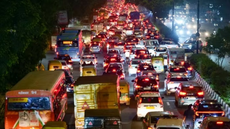 धनतेरस की त्योहारी भीड़ से दिल्ली-एनसीआर में यातायात चरमराया