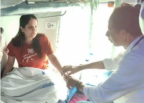 दो यात्रियों की ट्रेन में बिगड़ी तबियत, नरसिंहपुर रेलवे स्टेशन पर डाक्टरों ने किया इलाज