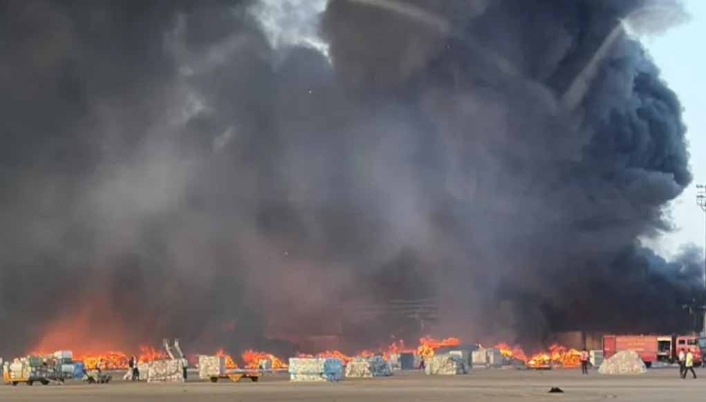 बांग्लादेश के ढाका एयरपोर्ट पर लगी जबरदस्त आग, सभी उड़ानों का संचालन ठप, करोड़ों का नुकसान