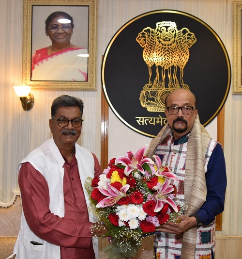 राज्यपाल श्री रमेन डेका से छत्तीसगढ़ विधानसभा के नेता प्रतिपक्ष डॉ. महंत ने सौजन्य भेंट की