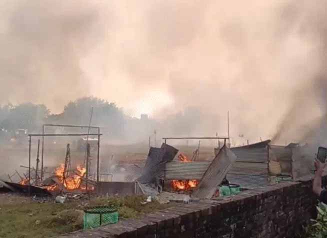 यूपी: पटाखा मार्केट में जबरदस्त धमाका, 70 दुकानें जलीं, 50 बाइक भी हुई राख, 3 करोड़ का नुकसान