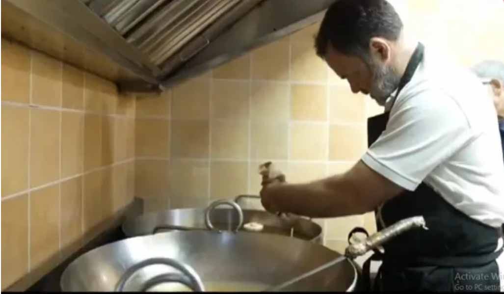 दीवाली पर राहुल गांधी 235 साल पुरानी मिठाई की दुकान पर पहुंचे, बनाए बेसन के लड्डू और इमरती