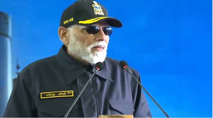 पीएम मोदी ने आईएनएस विक्रांत पर जवानों के बीच मनाई दीवाली, कहा- आपके नाम से ही पाक घबराया