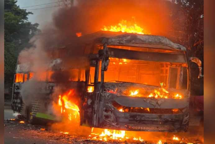 यूपी में बड़ा हादसा: स्लीपर बस में लगी आग, यात्रियों ने खिड़कियों से कूदकर बचाई जान, 20 लोग जले