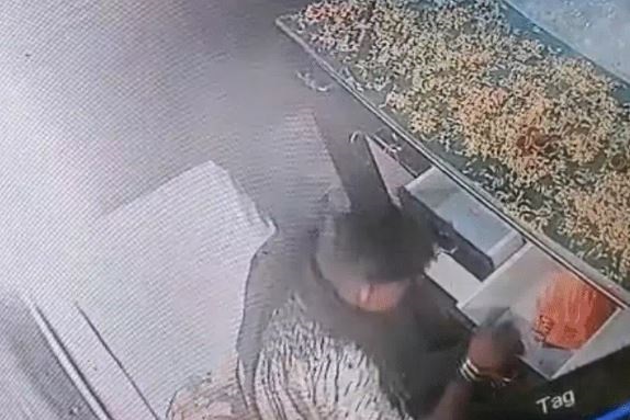 जबलपुर की कृषि मंडी में सनसनीखेज चोरी, फल व्यापारी की दुकान से 2 लाख रुपए ले गए चोर