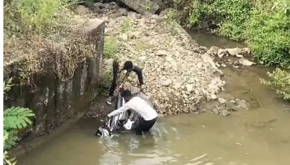 शराब के नशे में मोटर साइकल सवार युवक पुल से नदी में गिरा, जबलपुर-मंडला रोड पर हादसा