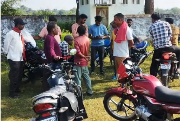 रेल ट्रैक पर मिली युवक की सिर कटी लाश, पिता बोले, दो लोगों से हुआ था विवाद, हत्या कर लाश फेंकी है