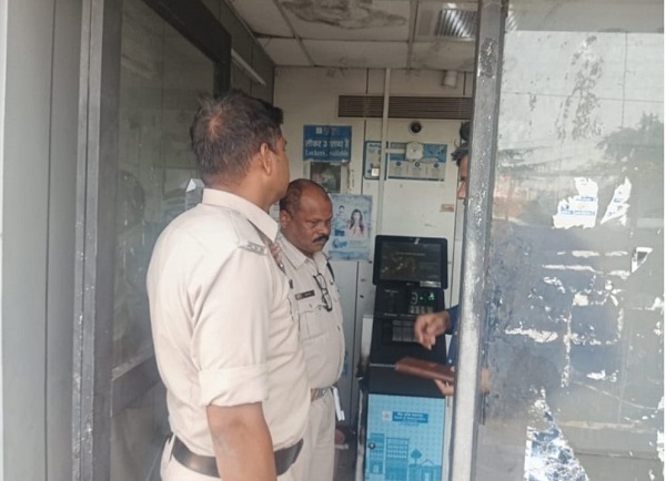 जबलपुर के तिलहरी में बदमाशों ने एटीएम पर फेकें बम