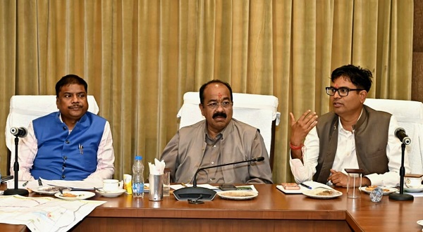 उप मुख्यमंत्री अरुण साव ने वन एवं पर्यावरण मंत्री श्री केदार कश्यप और वित्त मंत्री श्री ओ.पी. चौधरी के साथ राज्योत्सव व प्रधानमंत्री के नवा रायपुर प्रवास की तैयारियों की समीक्षा की