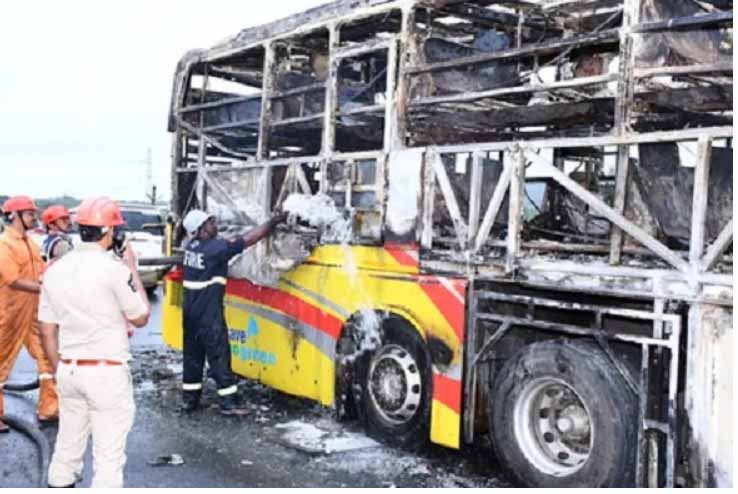 आंध्र प्रदेश में दर्दनाक हादसा :लग्जरी बस में लगी भीषण आग, जिंदा जलकर 20 की मौत, कई यात्री गंभीर