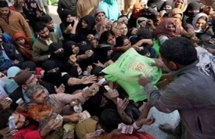 पाकिस्तान में रोटी पर मची मारामारी, खैबर पख्तूनख्वा और सिंध में आटे के लिए हाहाकार, पंजाब ने रोका गेहूं का स्टॉक